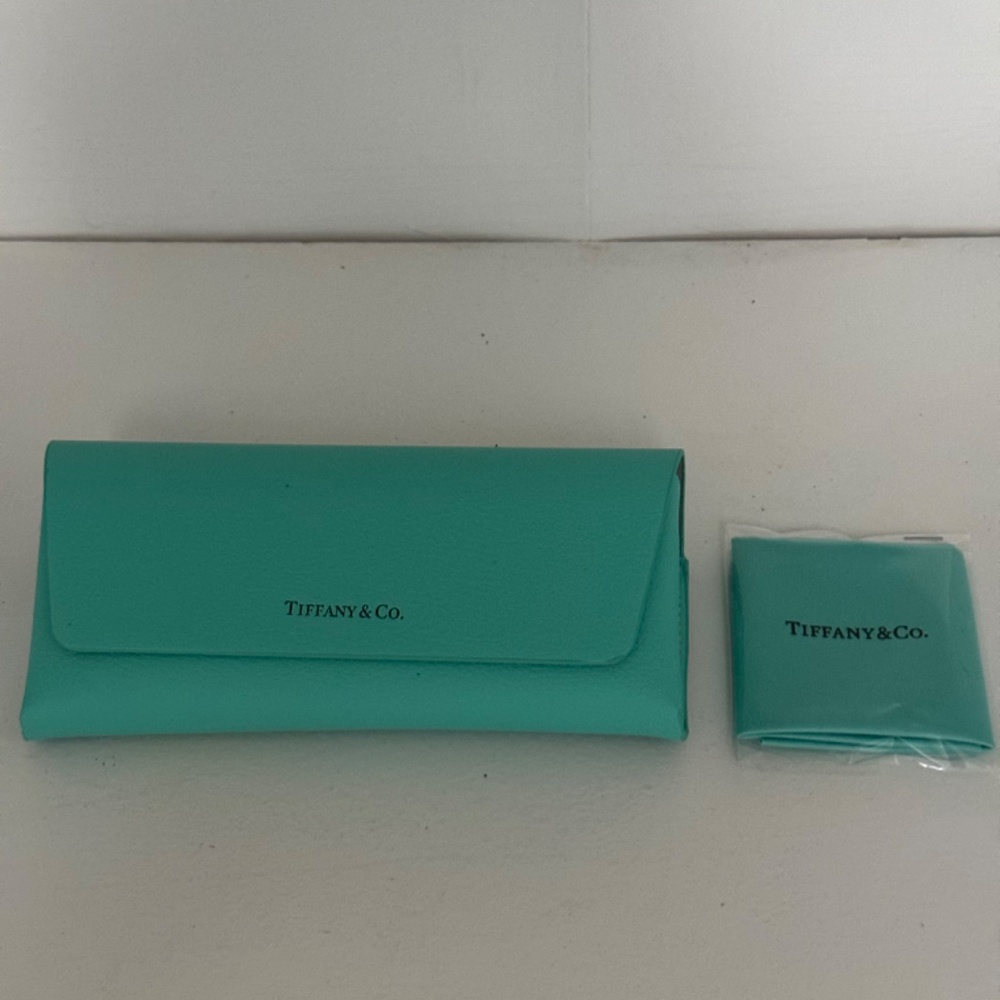 Tiffany & Co.Eye Glass Case with Cleaning Cloth